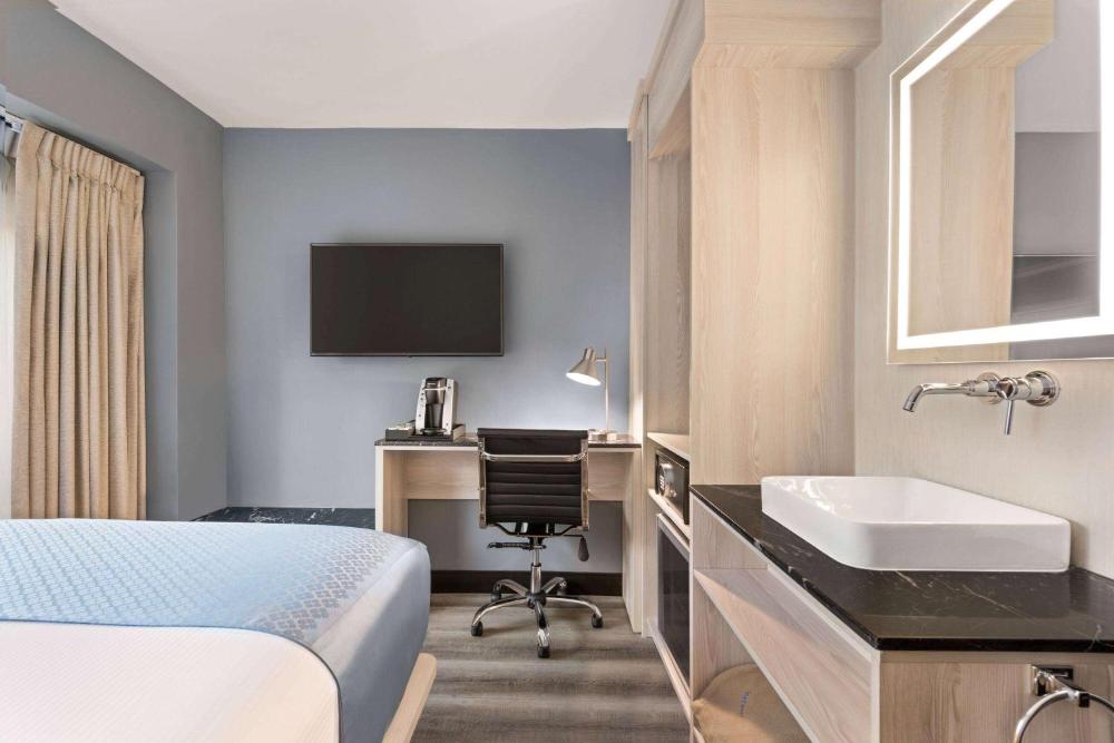King Room with Roll-In Shower - Mobility/Hearing Accessible - Non-Smoking interior