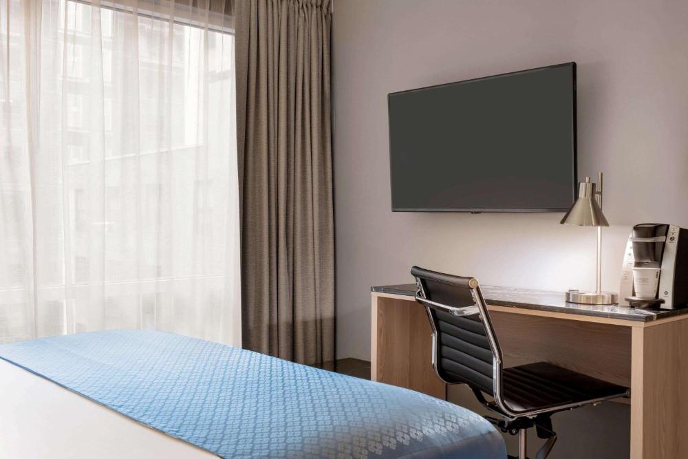 Deluxe King Room with Gotham View - Non-Smoking interior